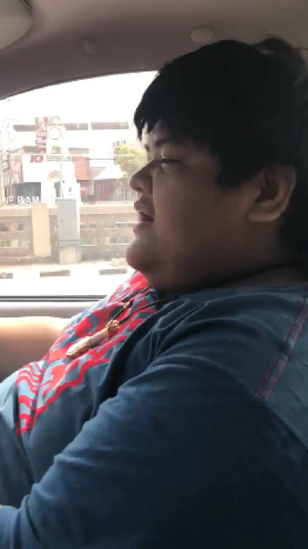 โชว์เก๋าไม่เข้าเรื่อง! หนุ่มตุ้ยนุ้ย โชว์ขับรถกลางเมือง บอก "ถนนเส้นเนี่ย ปิดตาขับยังได้เลย สบาย ๆ" ชาวเน็ตรุมด่าจนต้องออกมาพูดแบบนี้ (คลิป)