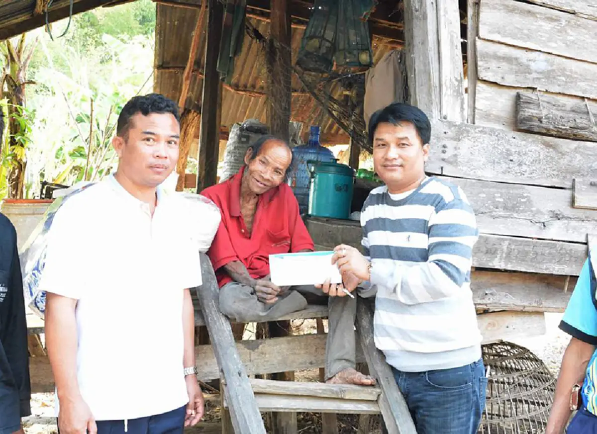 "พ่อใหญ่บ่ย่านตกน้ำบ้อ" ชายชรารับจ้างเลี้ยงวัวตัวสั่นตลอดเวลาเดินแทบไม่ได้หาปลาประทังชีวิตชาวเน็ตน้ำตาไหลเห็นคลิปสุดหดหู่ (มีคลิป)