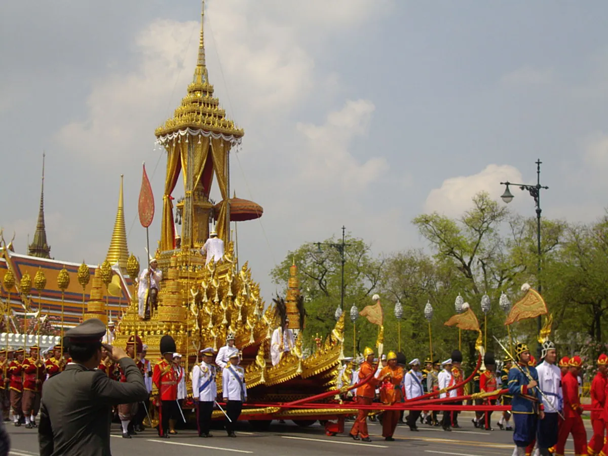 ไม่ควรไหว้ใครในพระราชพิธี..ที่พระเจ้าแผ่นดินประทับเป็นองค์ประธาน