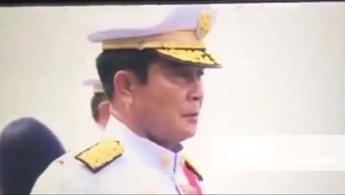 นายกฯ ร้องไห้...ในขณะร่วมเดินในริ้วขบวนพระบรมราชอิสริยยศ (ชมคลิป)