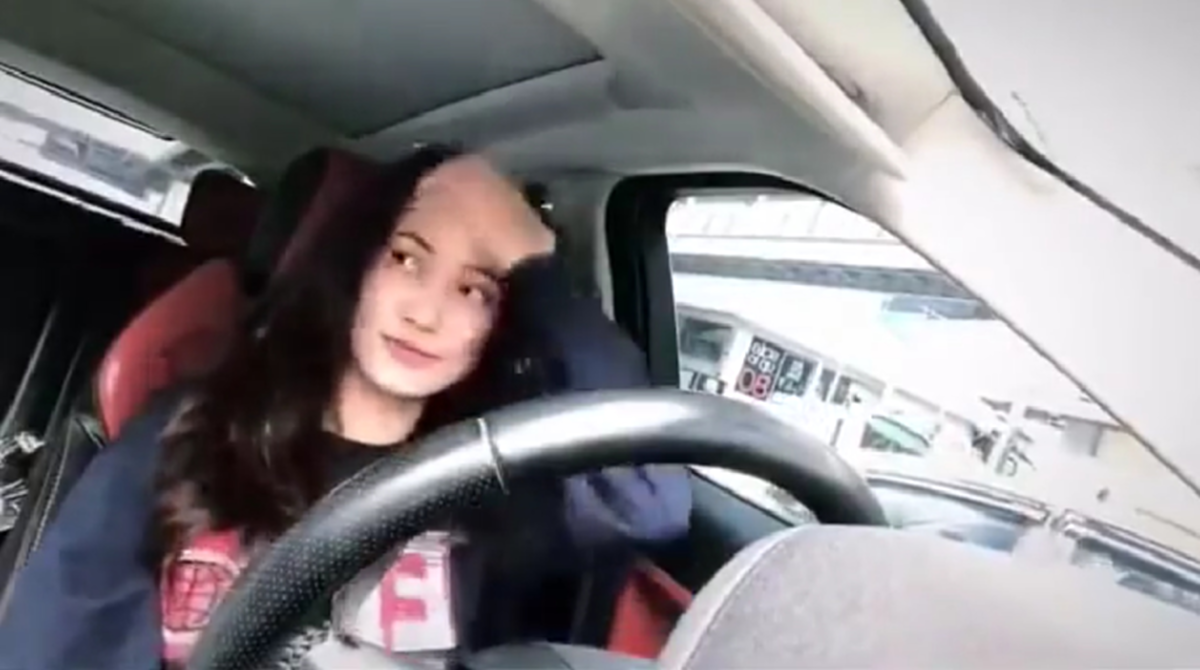 ชุ่มฉ่ำหัวใจกับความน่ารักของเธอ !! “แต้ว ณฐพร” ออกสเต็ปแดนซ์บนรถแก้เซ็ง ก่อนจะหันมองรถข้างๆ ถึงกับเขินจนต้องหลบหน้า!! (ชมคลิป)