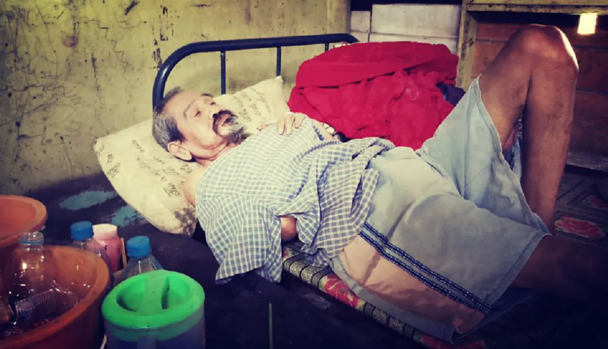 ก่อนหมดลม!! ชายชราอัมพาตบ้านผุพังเงี่ยหูฟังทุกเสียงฝีเท้าหวังให้เป็นลูกที่กลับมา ไร้วี่แวว พบเบอร์สำคัญอยู่หัวเตียงปลายสายอ้าง&quot;เกรงใจเพื่อน&quot;