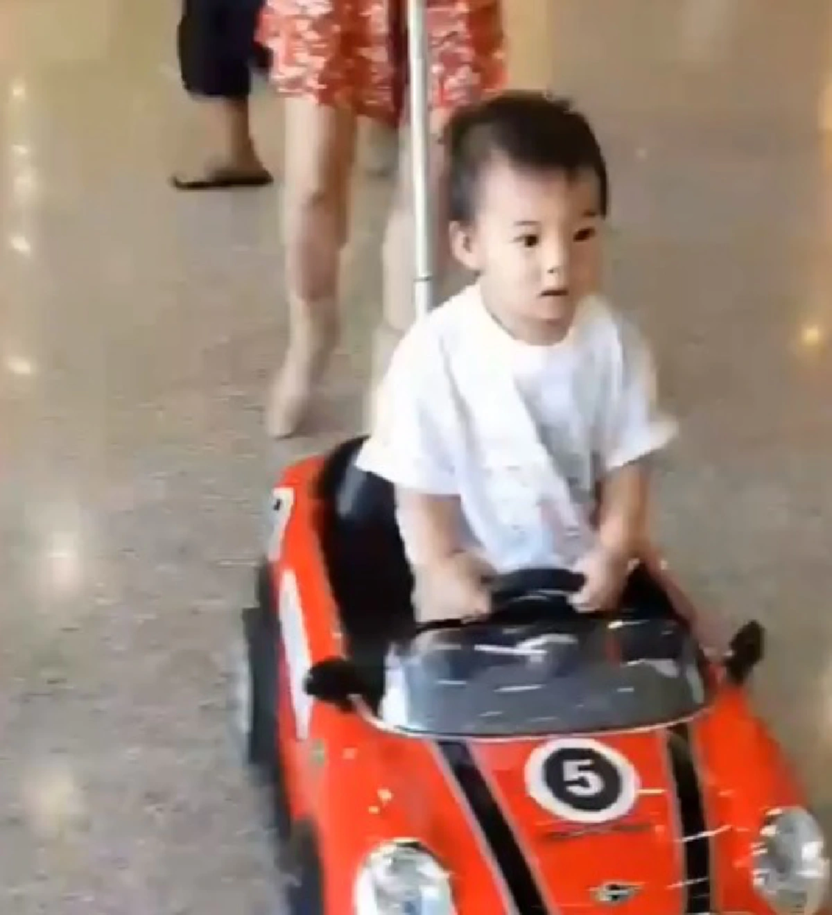 มันก็จะฟินๆหน่อยฮับ!!! "น้องเรซซิ่ง" ขอเป็นสายแว้นตัวน้อย ลองนั่งรถบังคับเด็กกลางห้าง  น่ารักน่าเอ็นดูที่ซู้ดด!?? (คลิป)