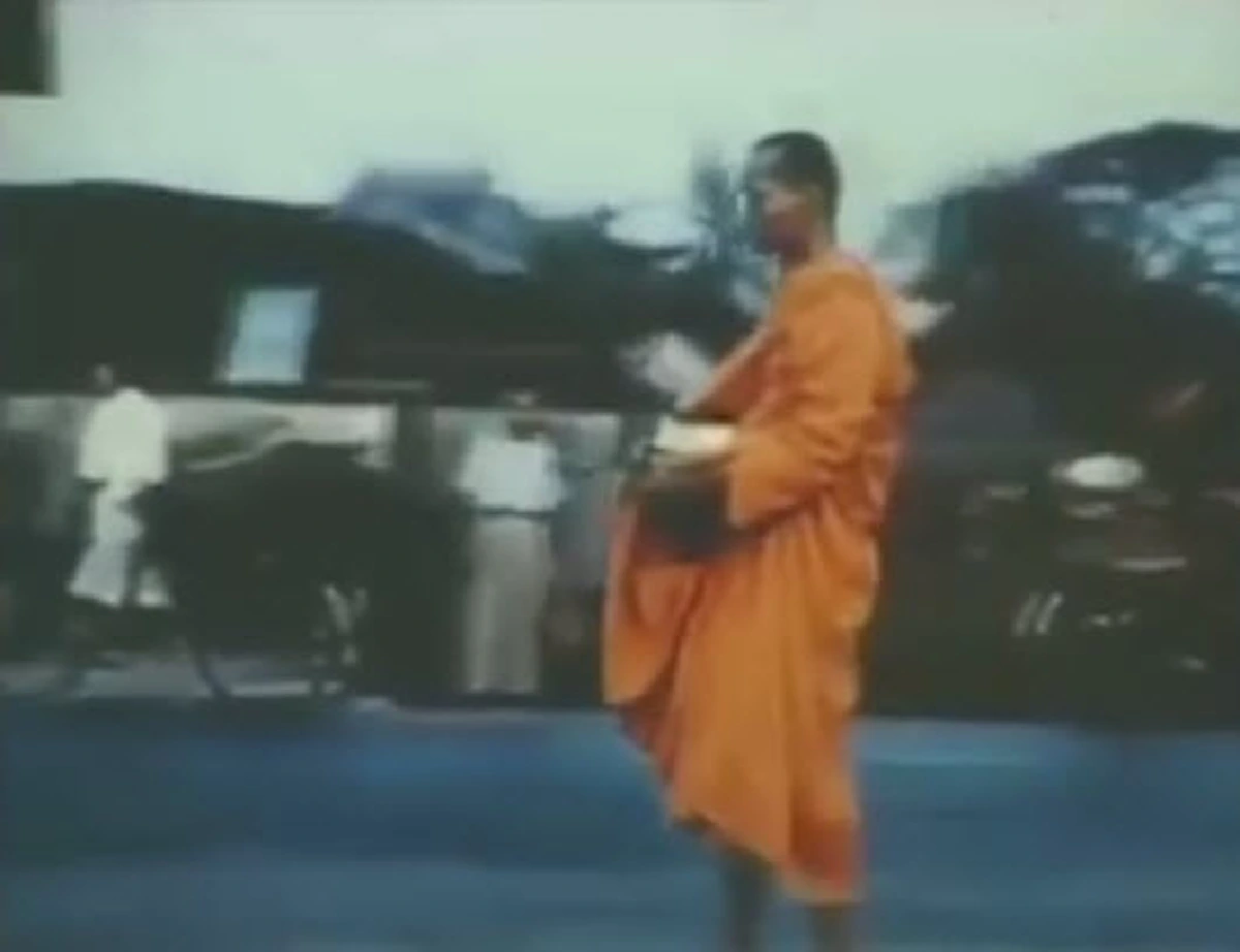 ยิ่งดูยิ่งคิดถึงพระองค์ เมื่อครั้งทรงพระผนวช ในหลวงร.9 ไม่ทรงสวมฉลองพระบาท เป็นพระมหากษัตริย์ที่ทรงพระผนวชทำกิจของสงฆ์เช่นภิกษุทั่วไป(คลิป)