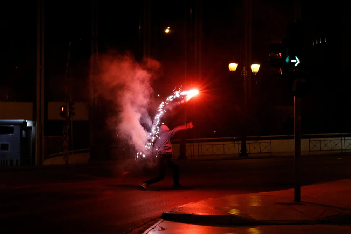 ปะทะเดือด!!! ตำรวจเผชิญหน้าผู้ชุมนุม ซัดกันนัว กระทบทั่วโรงเรียน โรงพยาบาล ยันสนามบิน!!! (มีคลิป)