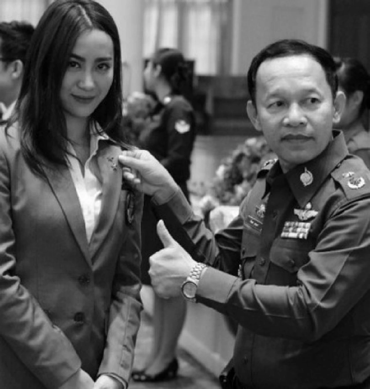 #ไม่เคยรู้มาก่อน!! 8 ดาราดังที่มีอาชีพ "ทหาร ตำรวจ" บางคนมียศระดับสูง ทำแฟนคลับอึ้ง สตั๊นไป 10 วิ อย่าได้แหยมเชียว !! (ชมภาพ)