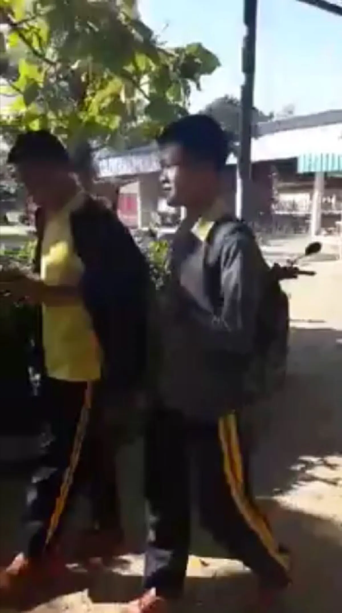 เคยเห็นต้นไม้กินคนมั้ย!? สองหนุ่มน้อย เดินอยู่ดีๆ พบ! ต้นไม้กินคน!? เล่นเอาเข่าทรุด ล้มทั้งยืน ตั้งตัวแทบไม่ทัน (คลิป)