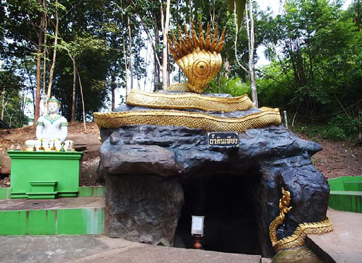 ดูให้เห็นกับตา !!  เส้นทางลี้ลับ สู่ประตูเมืองบาดาลของพญานคราช !! ไม่น่าเชื่อนี่คือสภาพข้างในที่เห็นแล้วขนลุกทันที !! (ชมภาพ)