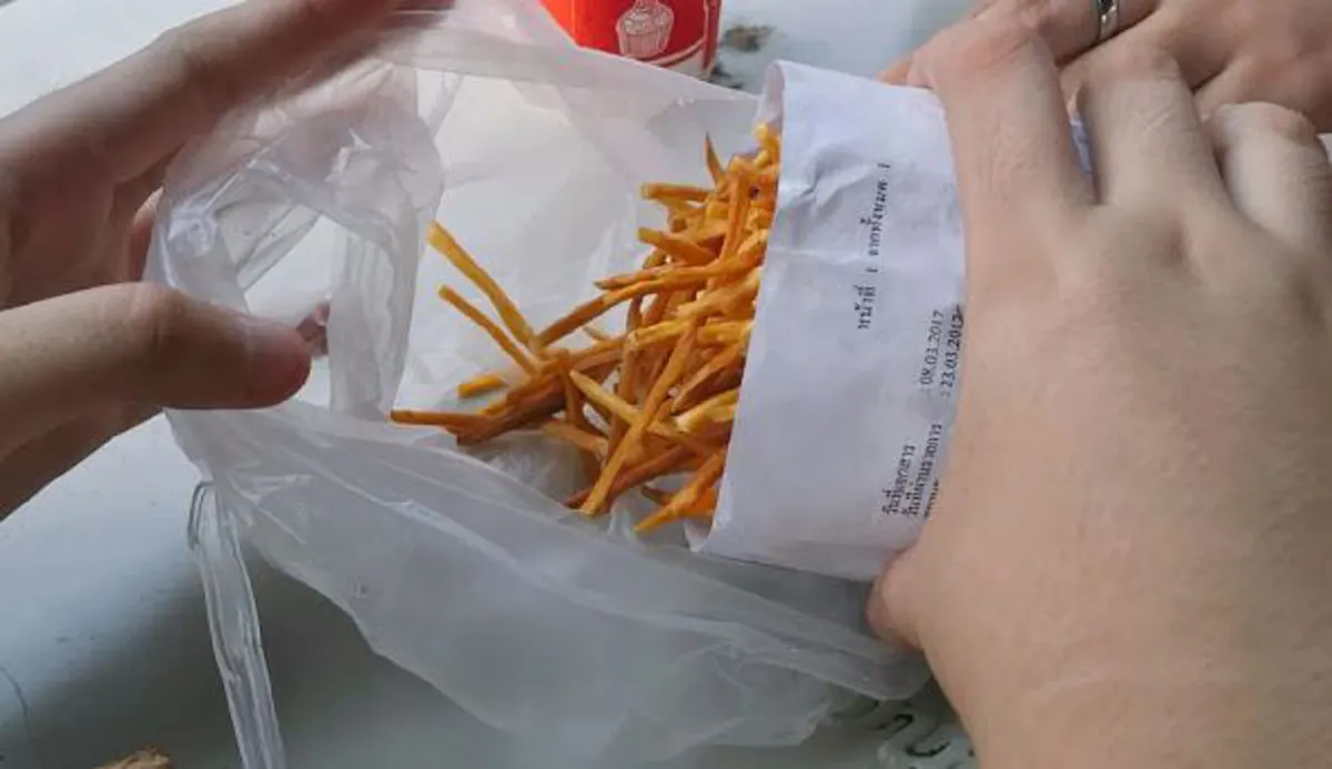 #กรูจะไม่ยอมเห็นรูปนี้คนเดียว!! สาวด่ายับ "ซื้อมันทอดมา 30 บาท" กะกินเต็มอิ่ม แต่พอเทออกมา ปรี๊ดจนเดือดจัด ทำเอาแทบกริ๊ด !! (ชมภาพ)