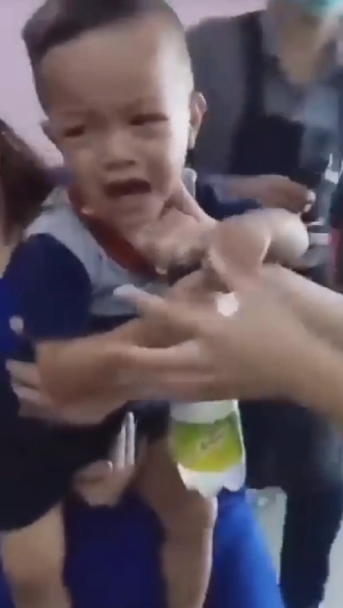 ร้องนักใช่ไหม!! เด็กน้อยถูกตัดผมงอแงใหญ่โต แต่ไม่ลืมหน้าที่บอกให้ทำอะไรก็ทำ ขัดจังหวะช็อตบีบน้ำตาแถมดูดด๊วบๆ ลืมทุกสิ่ง (คลิป)