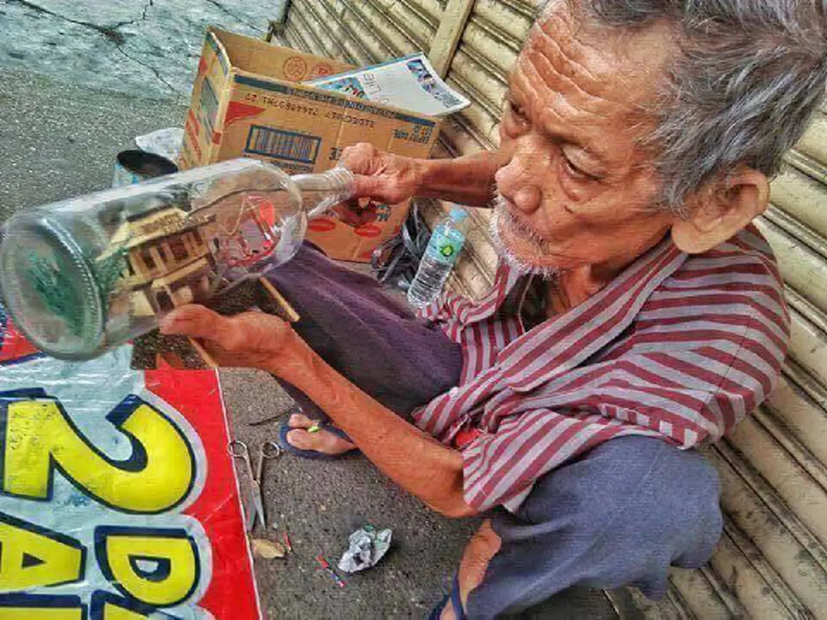 #ฝีมือไม่ธรรมดา!! คุณลุงสามารถ "สร้างบ้าน" ในขวดแก้ว ต้องใช้สมาธิสูงขนาดไหนถึงได้งานที่สวยงามขนาดนี้!!(ชมคลิป)