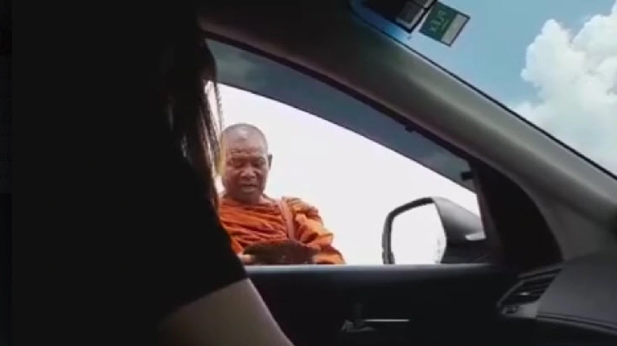 พระวัดไหน ขอรับปัจจัยถึงในรถ?!? ว่อนโซเชียล คลิปพระสงฆ์ชักแม่น้ำทั้ง 5 ขอปัจจัยสีกากลับวัด ได้แล้วไม่พอมีขอเพิ่มชาวเน็ตเดือดระอุ (คลิป)