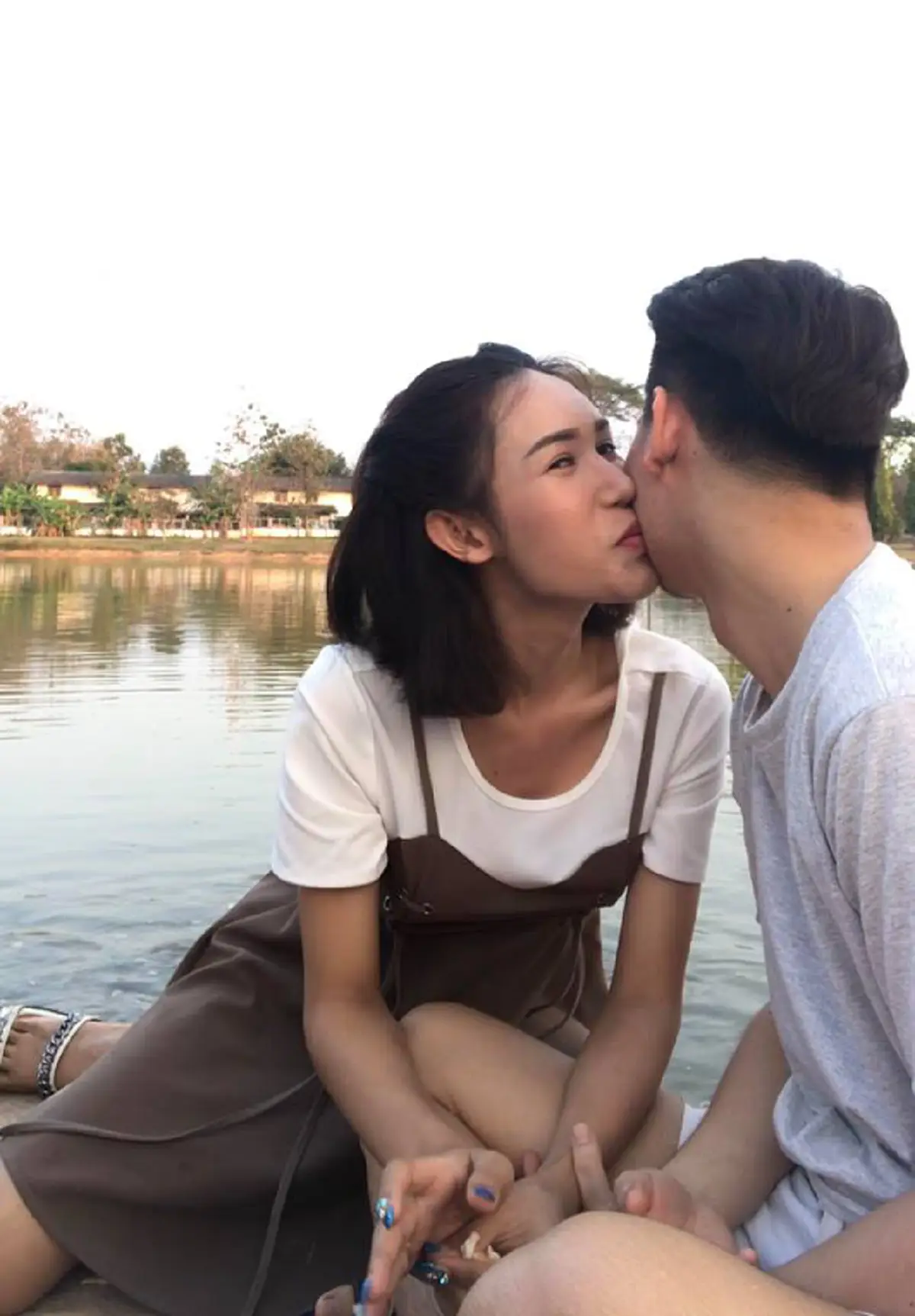 ทั้งโซเชียลแห่ดู !! "หนุ่ม" ทำเซอร์ไพรส์ "แฟนสาว" แต่สุดท้ายโดนจัดหนัก ถีบตกน้ำ เพราะแฟนสาวดันไปขอมีชู้ !! (ชมคลิป)
