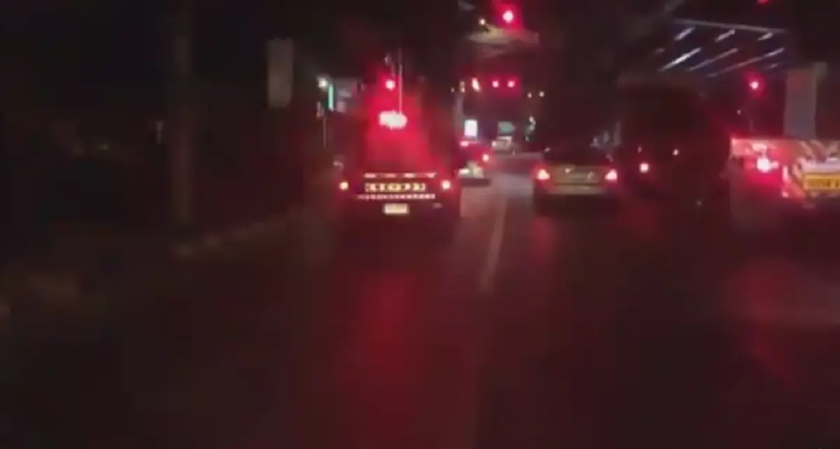 ทำไมครับ!! รถคนงานติดสัญญาณไฟฉุกเฉินวิ่งขอทาง กู้ภัยผ่านมาเห็นแบบนี้มันใช่หรอเรียกตำรวจเข้าเคลียร์ด่วน "พี่ยืนยันได้ไหม" (คลิป)