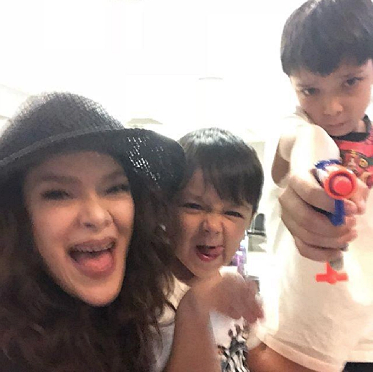 สอนลูกได้ดีมาก!!! "ฮิวโก้-ฮาน่า" เผยวิธีสอนลูกๆ เน้น "เท้าสัมผัสดิน" มากกว่าให้ "เท้าสัมผัสห้างสรรพสินค้า" จนโซเชียลแห่ชื่นชม!!! (ชมภาพ)