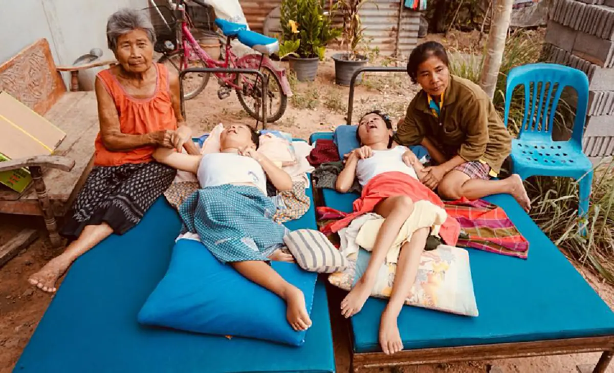 ชีวิตไม่ง่าย!! หญิงวัยกลางคนรับจ้างมีรายได้วันละ 50 บาท เลี้ยงดูลูกแฝดพิการนาน 27 ปี พร้อมแม่ชรา ถามถึงพ่อไปนานแล้ว (คลิป)