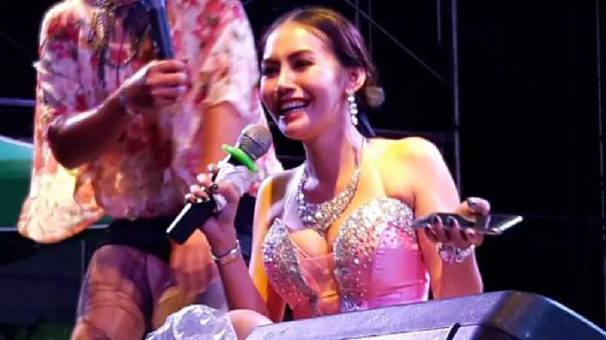 *สะเทือนวงการลูกทุ่ง!!! เมื่อ "นักร้องลูกทุ่งสาวเสียงดี" แต่งตัวมิดชิด ล่าสุดขอเปลี่ยนลุคสุดแซ่บ ขายเซ็กซี่ ตามรอย "ลำไย-ใบเตย"!!! (ชมคลิป)