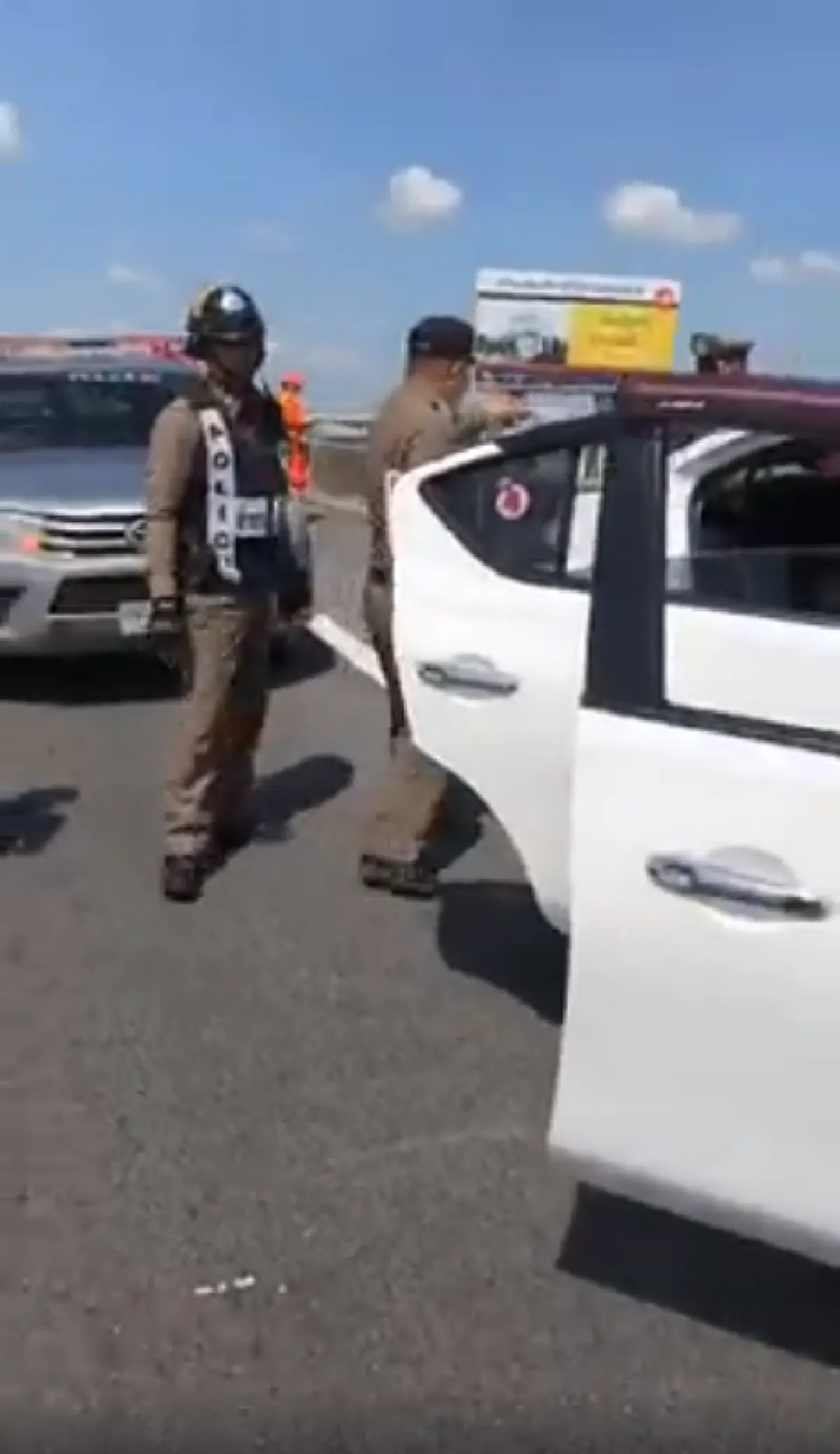 ระทึก! เก๋งจอดแช่ข้างทาง กู้ภัยเจอ 3 พ่อแม่ลูก นอนหมดสติคารถ แม่อาการหนักน้ำลายฟูมปาก