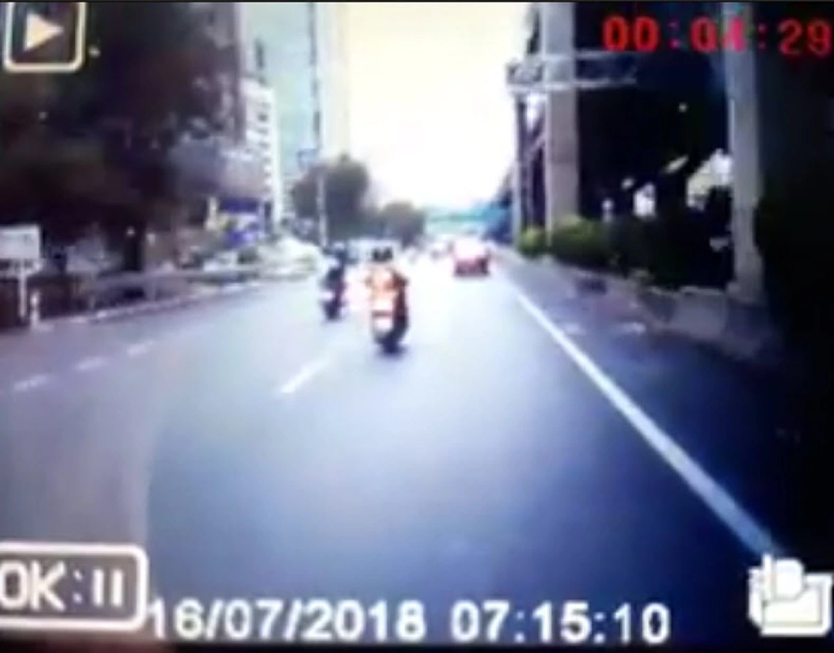 มักง่ายเกือบพาตาย !?! นาทีรถเก๋วหักเลี้ยวกะทันหัน “จยย.” ขับทางตรงเบรคหัวทิ่มหมุนตีลังกา (มีคลิป)