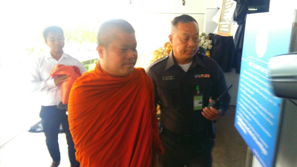 ด่วน!!! "พระเมธีธรรมจารย์" เดินทางมาถึงศาลอาญา รัชดา หลัง"พระพุทธะอิสระ" เป็นโจทก์ยื่นฟ้องกรณีข่มขืนใจผู้อื่นให้กระทำการ - หมิ่นประมาท