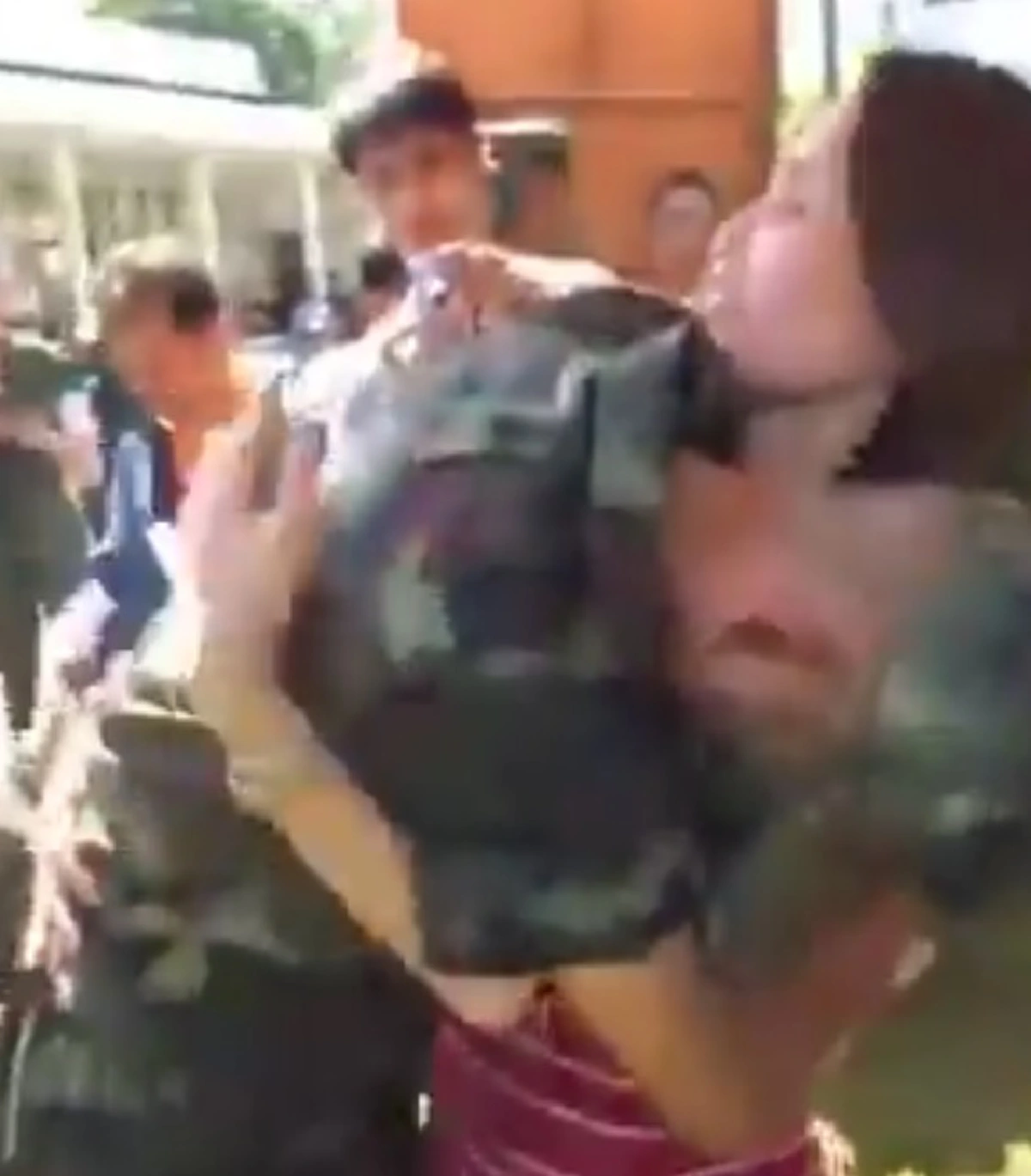 สุดซึ้ง!!! หนุ่มทหารเกณฑ์ หลั่งน้ำตากราบเท้าพ่อเเม่ในวันเยี่ยมญาติ หลังไม่เจอนาน3เดือน!! (คลิป)