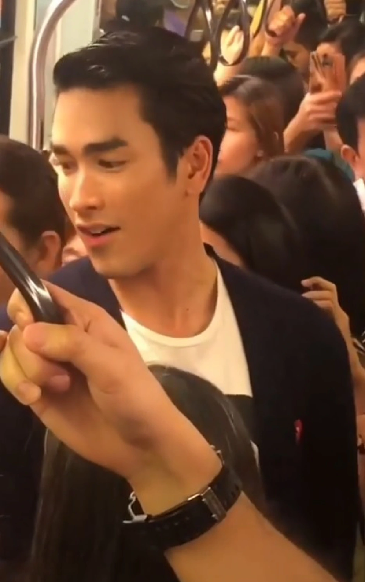 "ณเดชน์" ขึ้นรถไฟฟ้า โดนเเฟนคลับรุมถ่ายรูป เจ้าตัวยกกล้องเซลฟี่ไม่ถือตัว (คลิป)