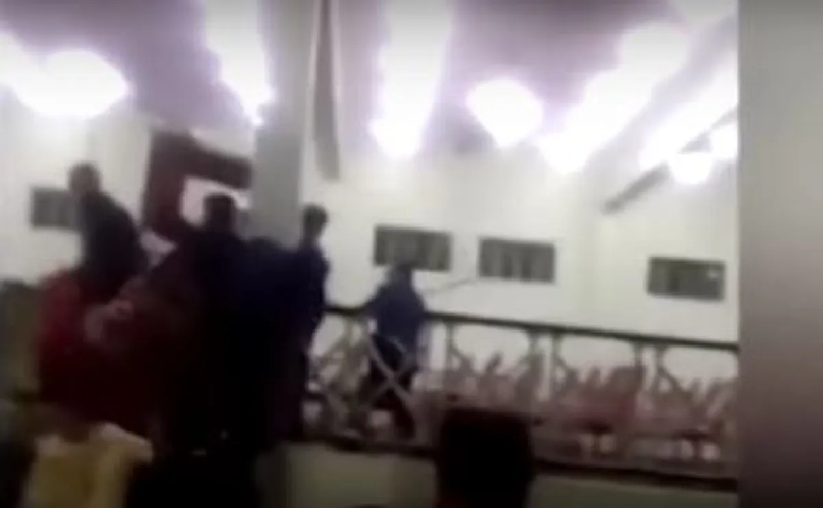 สงครามชัดๆ !!! บ่าว-สาววิวาห์ล่ม ญาติๆเปิดศึกถล่มงานเละยกโต๊ะทุ่ม เก้าอี้ฟาด จับคู่ตีกันพินาศไปทั้งงาน! (คลิป)