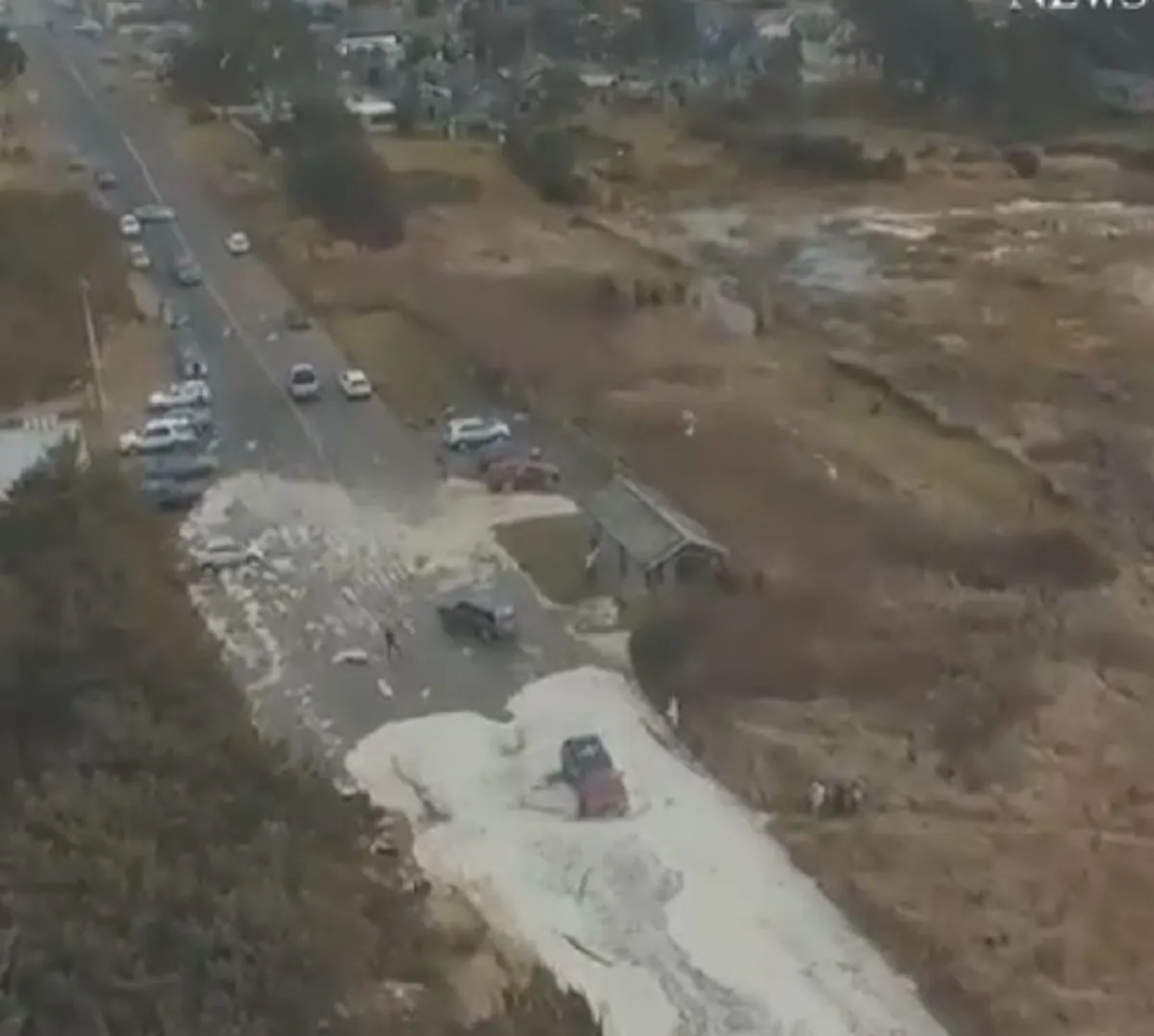 หนีตายอลหม่าน!!! คลื่นยักษ์ถล่มยับ กวาดรถยนต์จมหายไปกับสายน้ำ งานนี้เสียหายหลายแสน (มีคลิป)