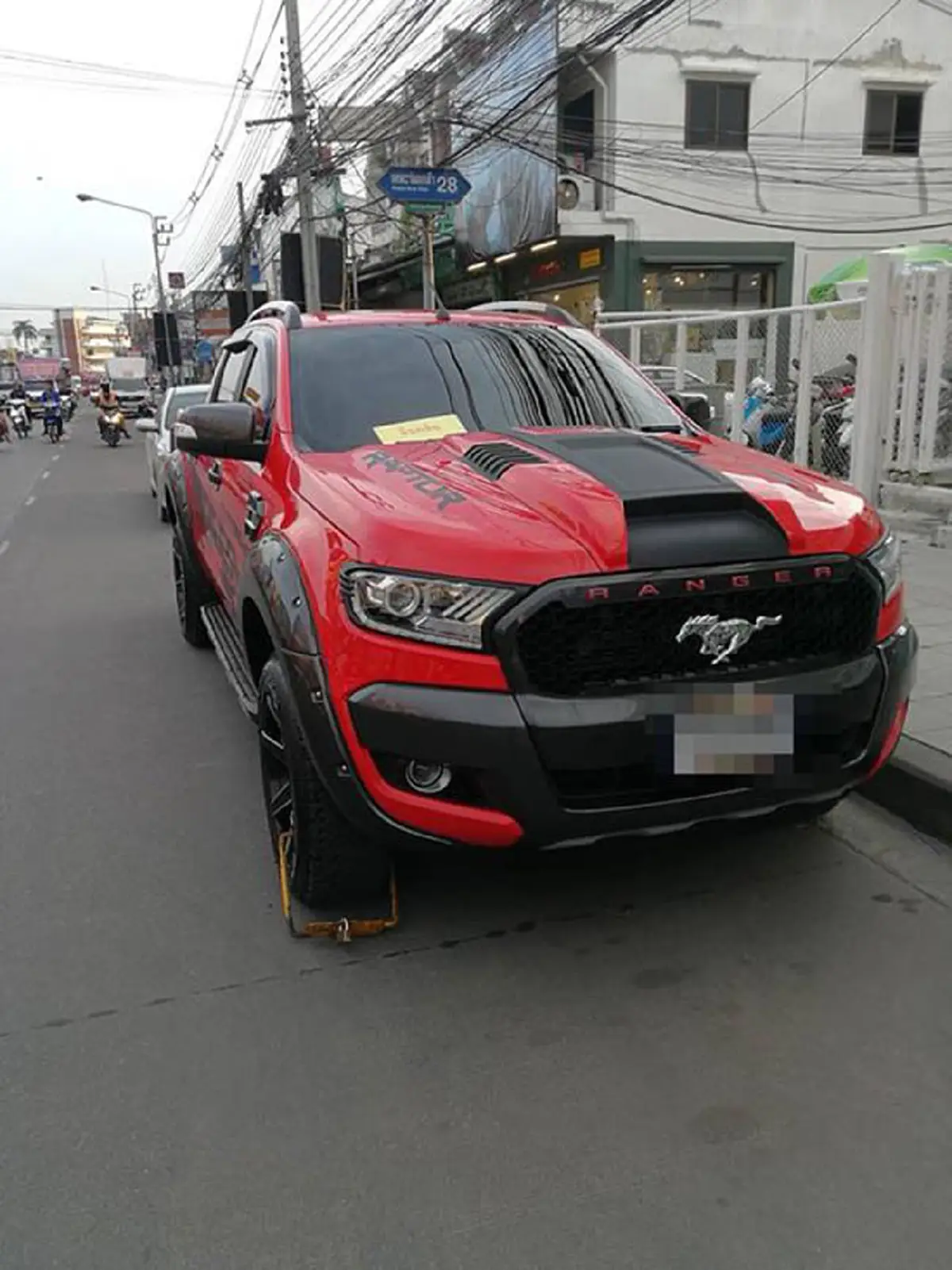 หนุ่มโวยเดือด จอดรถซื้อของอยู่ดีๆ เจอตร.ล็อคล้อทันควัน ทั้งที่ไม่ใช่ที่ห้ามจอด สุดท้ายโอละพ่อคดีพลิก!