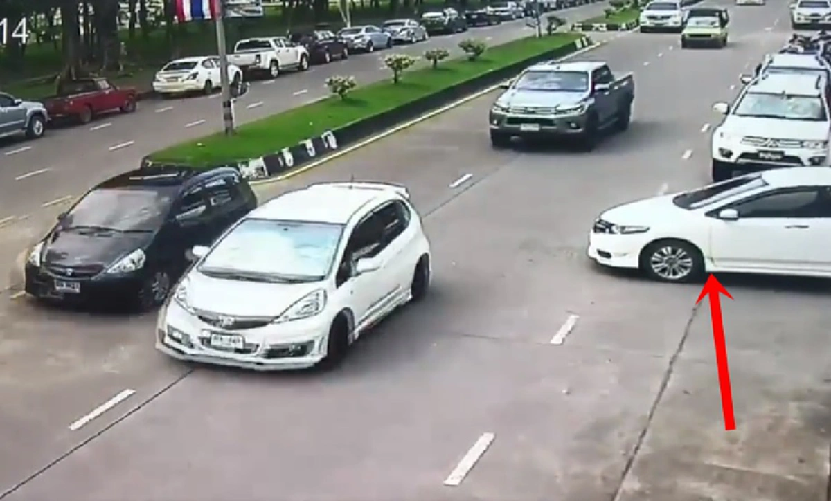 ใครผิด?? มอไซค์พุ่งชนรถเก๋งขณะเลี้ยวยูเทิร์นจนรถพัง (คลิป)