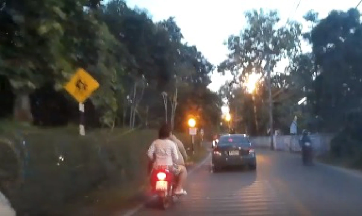 เศร้าหนัก! เก๋งพุ่งชนครูโรงเรียนอนุบาลดับ ผอ.เผยผู้เสียชีวิตเป็นเเม่เลี้ยงเดี่ยว เเถมป่วยมะเร็ง