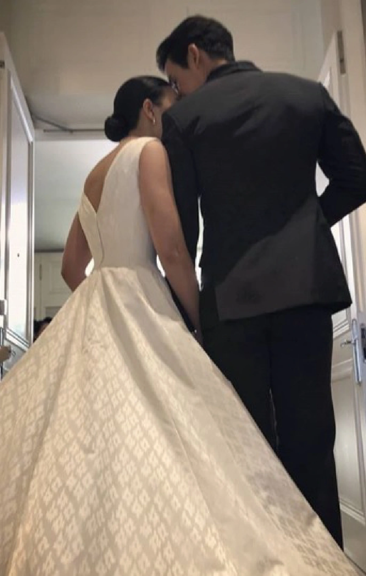 น้องปีใหม่ กั้นประตูเงินประตูทองงานวิวาห์พุฒ-จุ๋ย บอกให้ทั้งคู่หอมเเก้มกัน (คลิป)