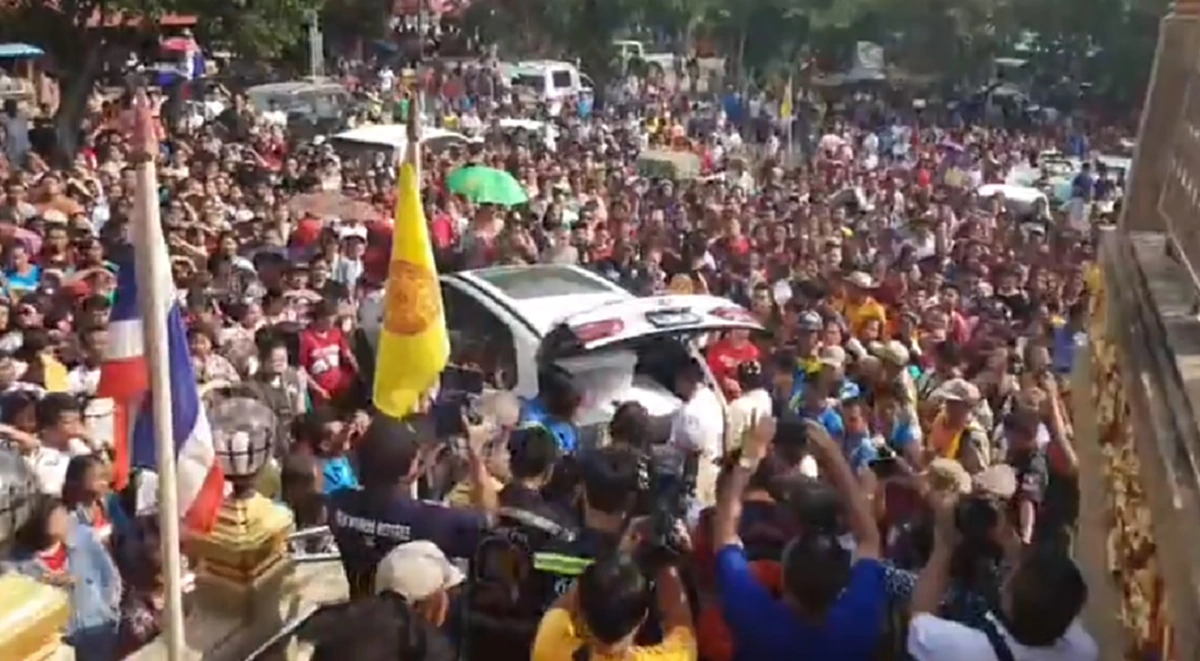 เศรษฐีชลบุรีโปรยทานงานกฐินวัดเขาดินญาณนิมิตร ทรัพย์สินเงินทองมูลค่ากว่าล้าน (คลิป)