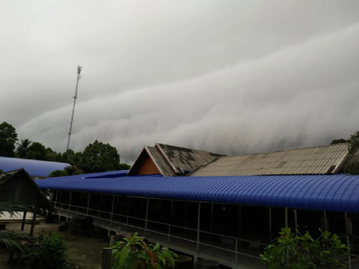 ชาวเน็ตฮือฮา!!!ปรากฏการณ์เมฆประหลาด คล้ายคลื่นสึนามิ ชาวเมืองคอนหวั่นอาจเป็นลางบอกเหตุ...!?!(มีภาพ)