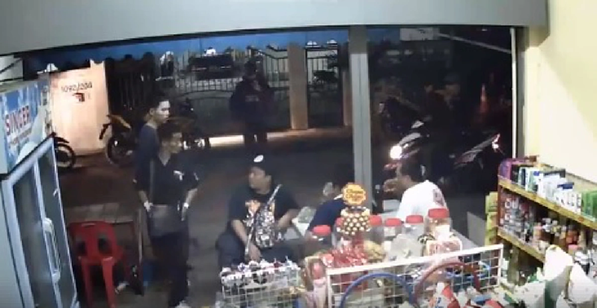 เร่งล่าแก๊งชายฉกรรจ์เลือดหึงหวงขึ้นหน้า ยกพวกบุกร้านของชำไล่ทำร้ายอริ ปืนจ่อคนแก่ห้ามยุ่ง