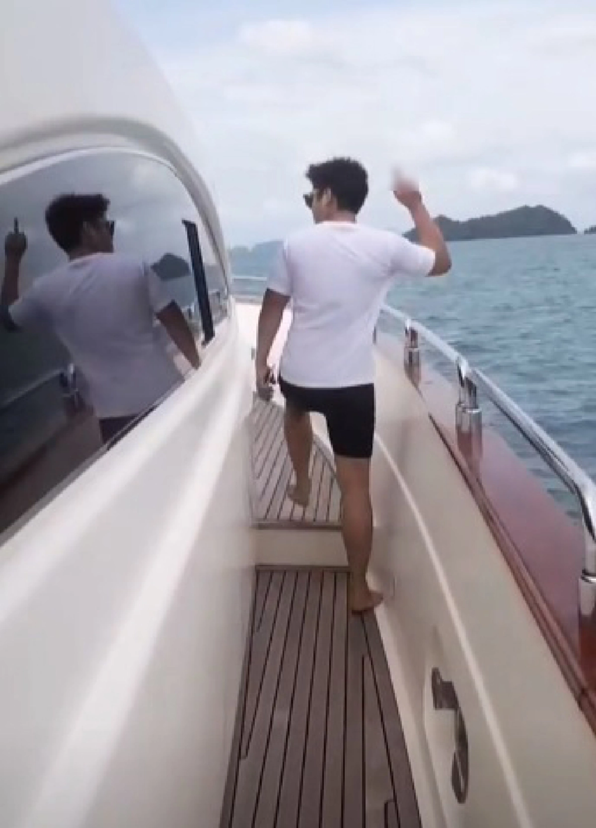 ขวัญ อุษามณี ถูกไฮโซแพทริค ชูนิ้วกลางใส่ เเฟนคลับเดือดเเรงไม่ให้เกียรติ