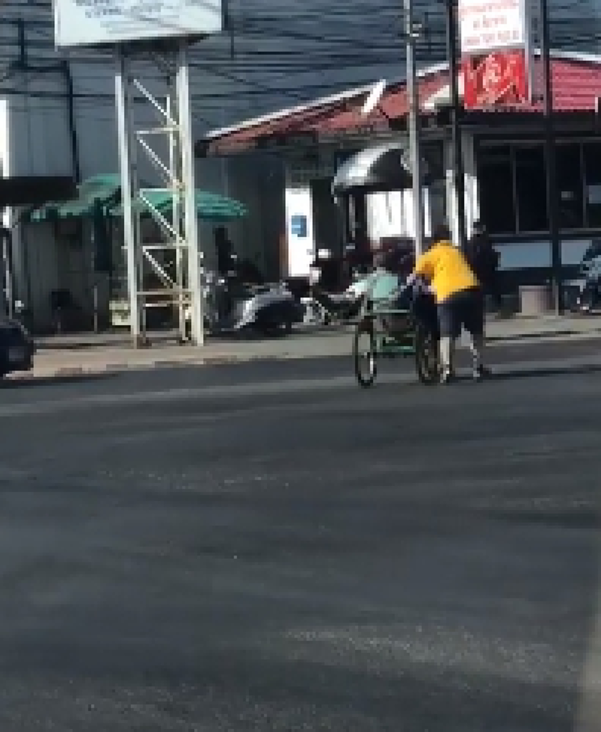 ชายพลเมืองดีเห็นลุงพยายามถีบสามล้อข้ามถนน รีบช่วยทันที