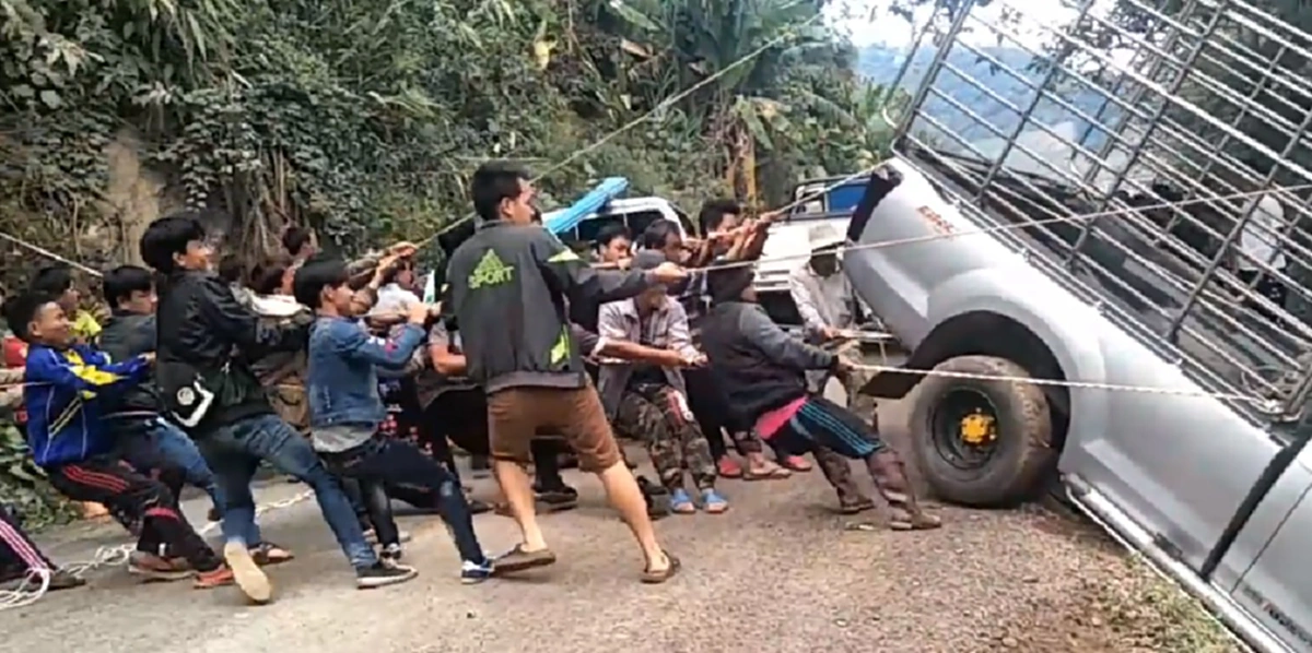 คนขับกระบะซึ้งใจ ชาวบ้านนับ10ช่วยกันดึงรถตกข้างทาง (คลิป)