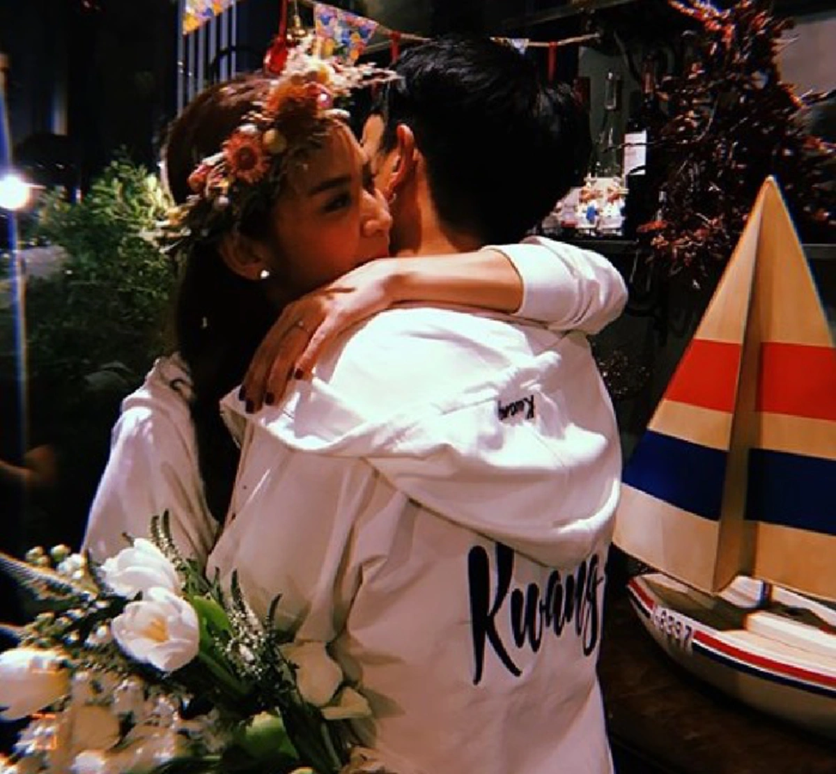 สายฟ้าเเลบ! AB Normal ทำเซอร์ไพรส์คุกเข่าขอ น้ำหวาน ซาซ่า แต่งงาน หลังเปิดตัวคบกัน 3 เดือน