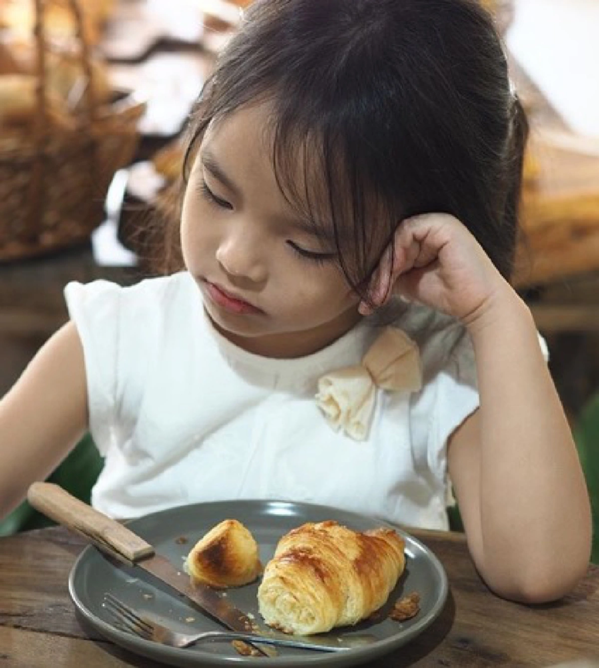 สงกรานต์ เตชะณรงค์  พาน้องปีใหม่กราบขอพร ครูบาบุญชุ่ม เพื่อเป็นสิริมงคลกับชีวิต