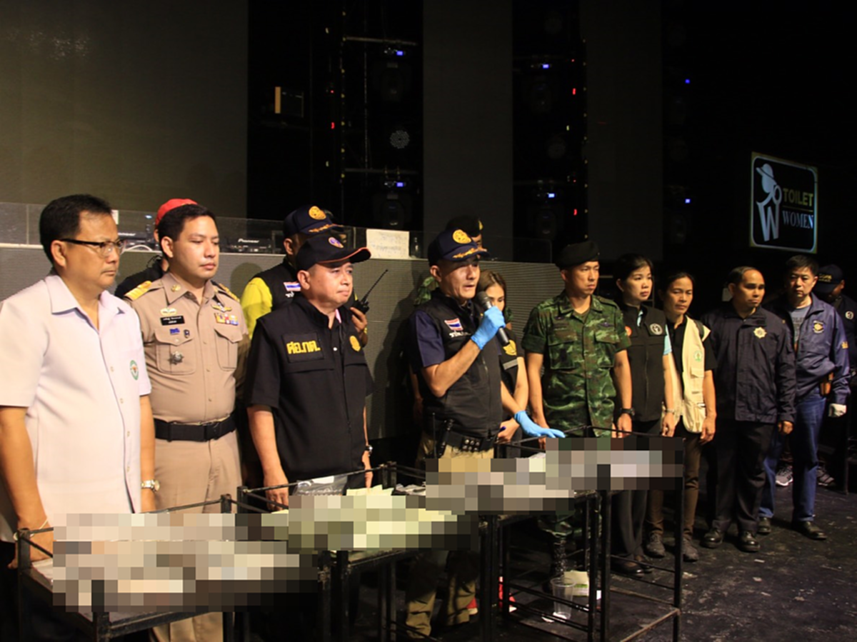 นักเที่ยวหนีกระเจิง จนท.ลงตรวจผับดัง 56 Arena Music Hall เจอยาเสพติดอื้อ(คลิป)