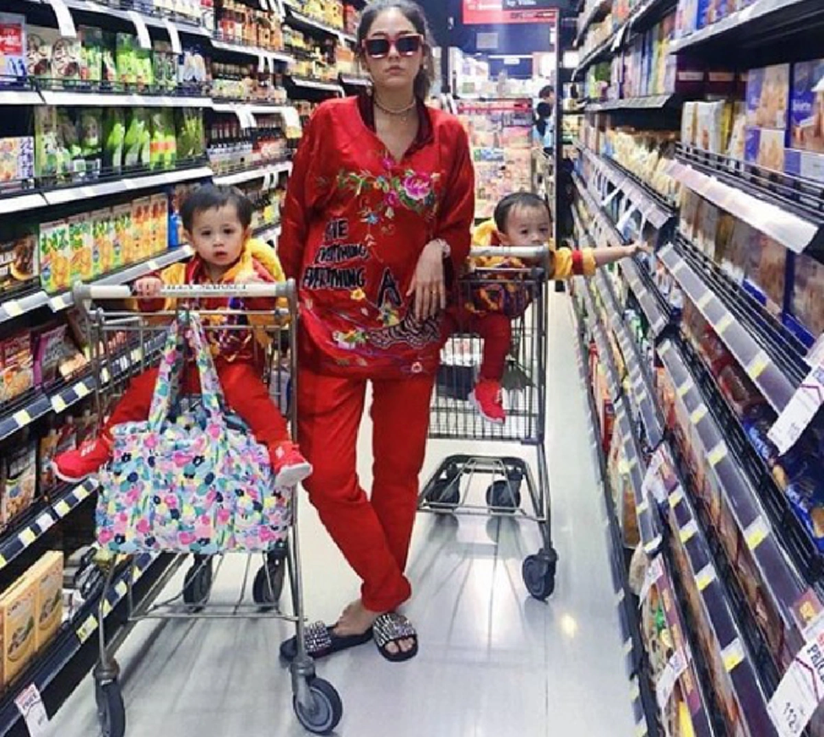 ยิ้มรับตรุษจีน ชมพู่ อารยา อวดซองอั่งเปา ที่เต็มไปด้วยแบรนด์เนม สมฐานะสะใภ้หมื่นล้าน