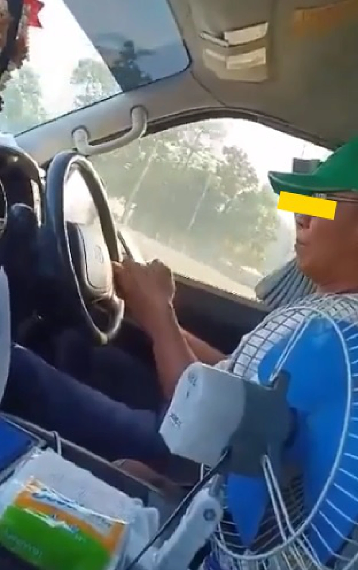 ชีวิตแขวนบนเส้นด้าย.. ผู้โดยสารหายใจไม่ทั่วท้อง โชเฟอร์ขับรถไป-เล่นมือถือไป (คลิป)