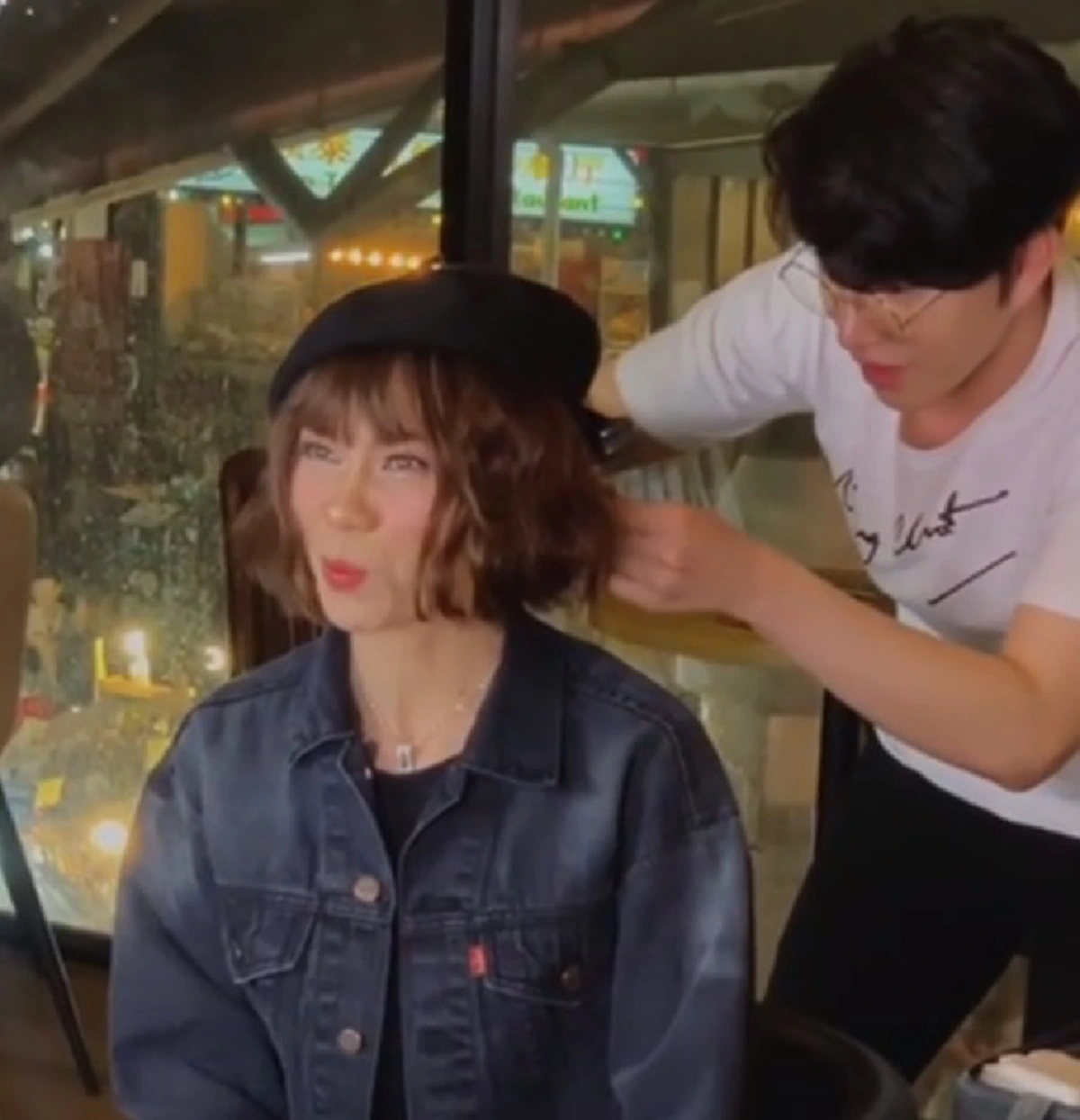 น้องฉัตร สะบัดแปรงแต่งหน้าให้ จินตหรา พูนลาภ สวยอย่างกับสาวเกาหลี (คลิป)