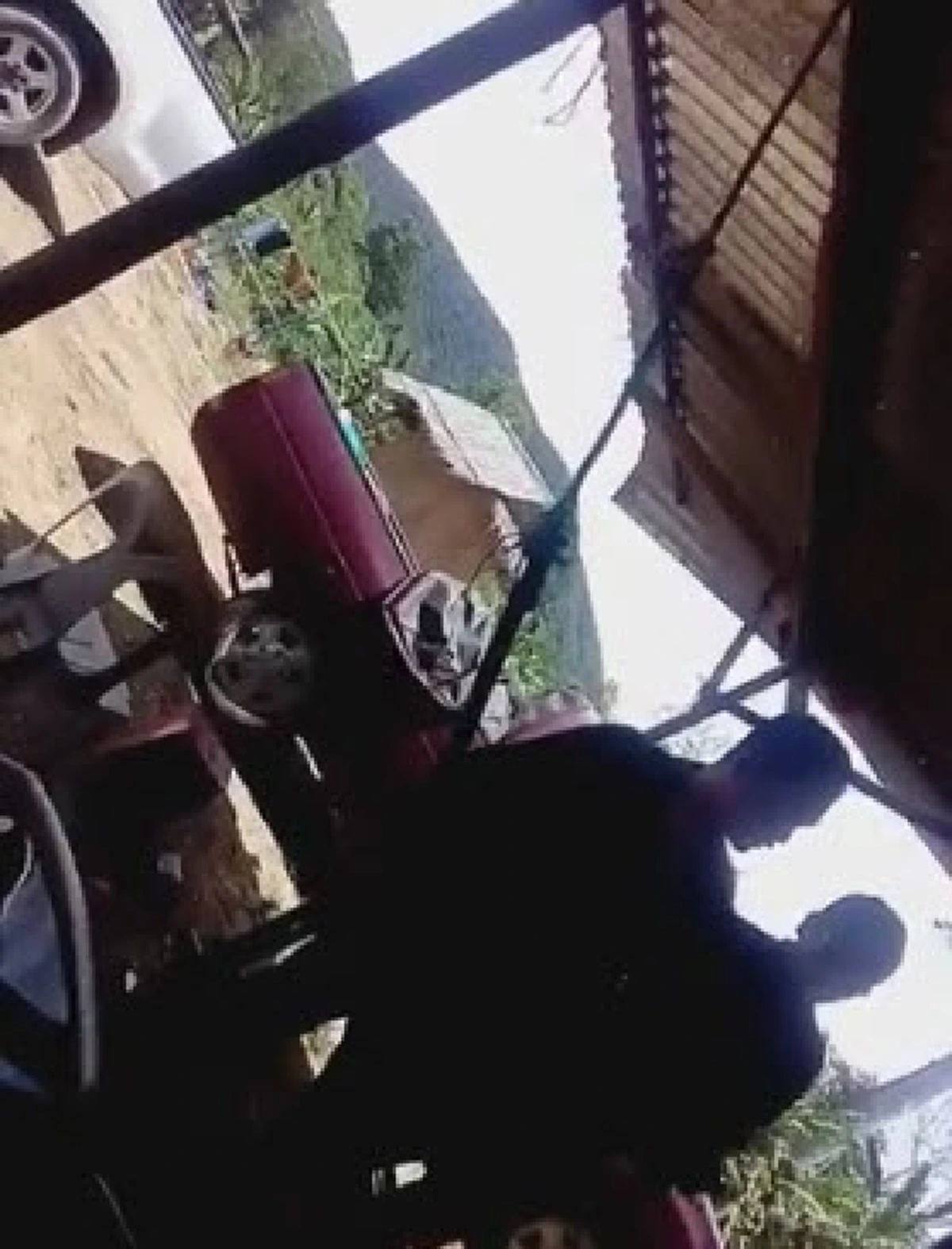 แชร์สนั่น!!ชายอ้างตัวเป็นตำรวจตระเวนขายบัตรพูดง่ายๆ "คิดว่าช่วยเหลือนายผมหน่อย" แถมยื่นข้อเสนอที่ทำลายจรรยาบรรณตำรวจอย่างแรง!!(ชมคลิป)