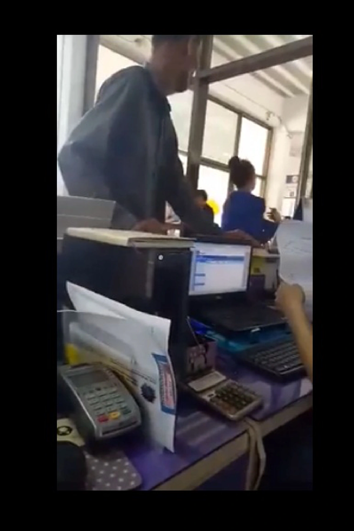 แอร์เย็นๆที่กรมขนส่ง ยังยั้งอารมณ์ป้าไม่อยู่!!!ชาวเน็ตแห่แชร์คลิป จวกมนุษย์ป้า อาละวาดลั่น หลังโดนตำรวจจับใบขับขีหมดอายุ ไม่ยอมสอบใหม่