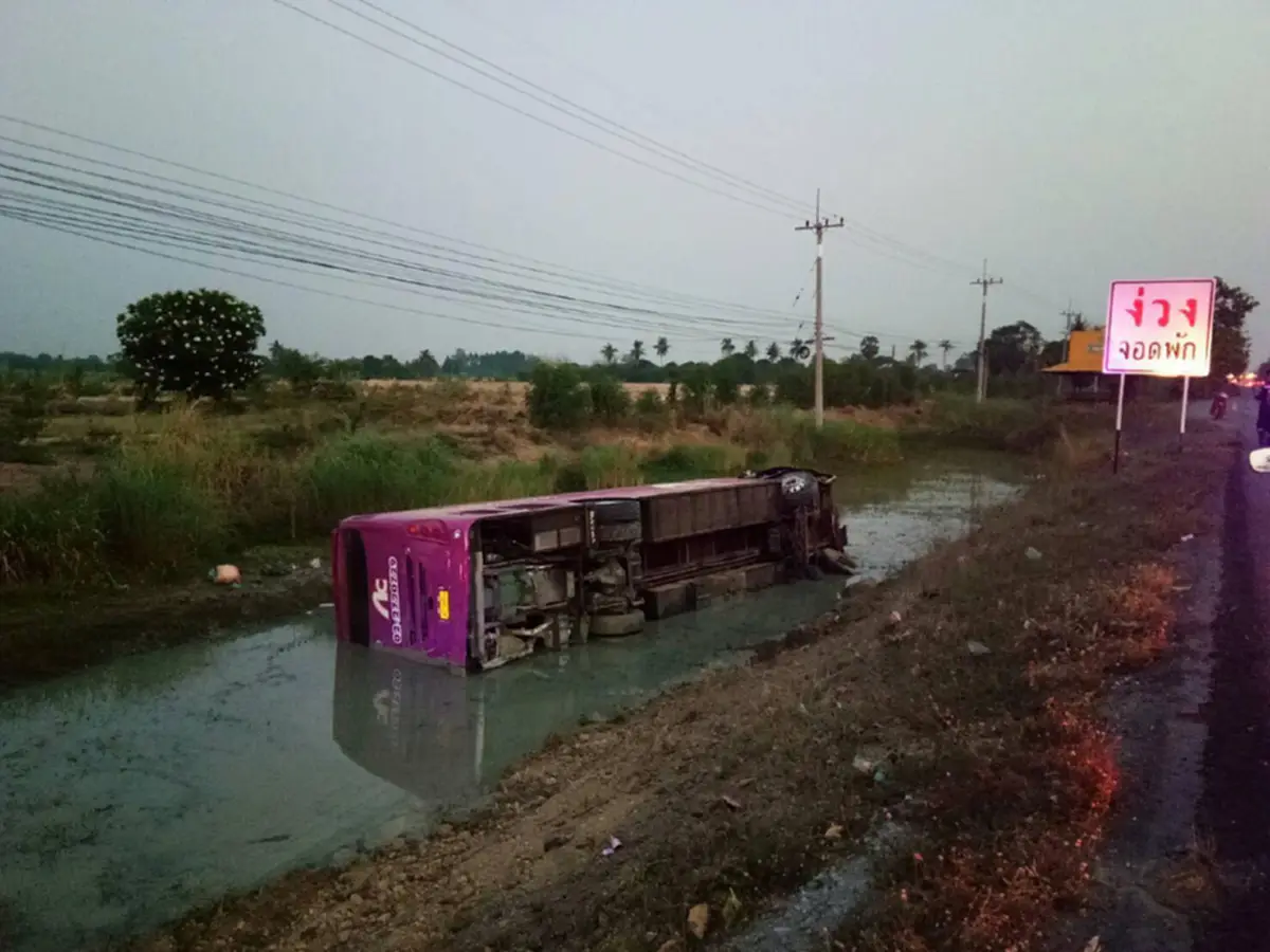 รถทัวร์โดยสารพลิกคว่ำ บรรจุคนไปแน่น 42 คน บาดเจ็บ 21 ราย