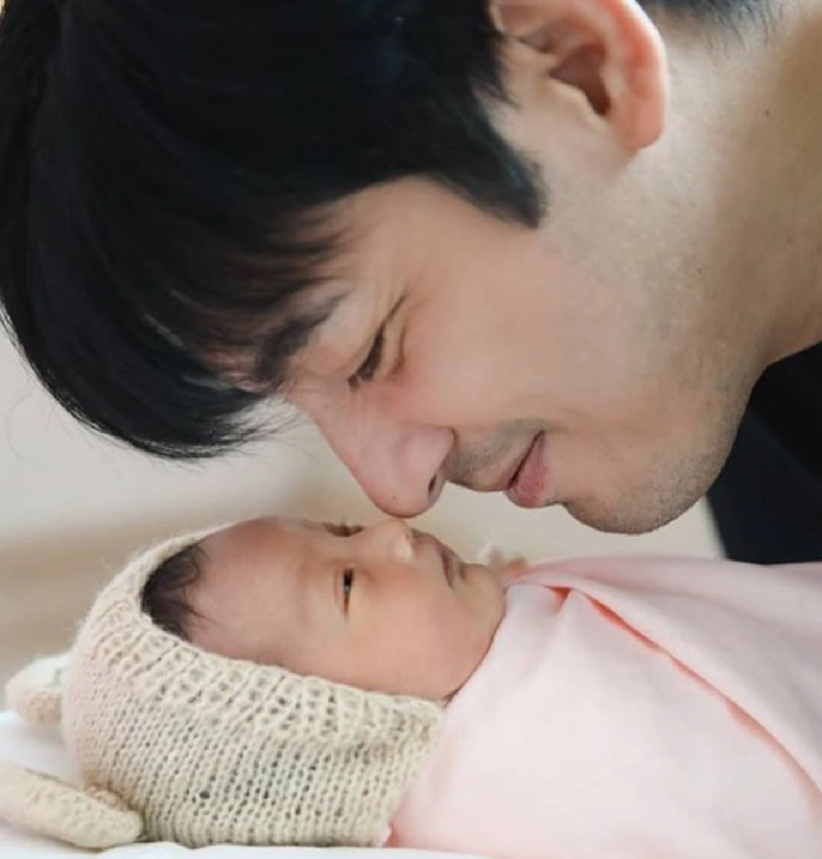 หนุ่ม ศรราม โพสต์ภาพลูกสาว เเต่ชาวเน็ตดราม่าวางมือบนตัวน้องวีจิ