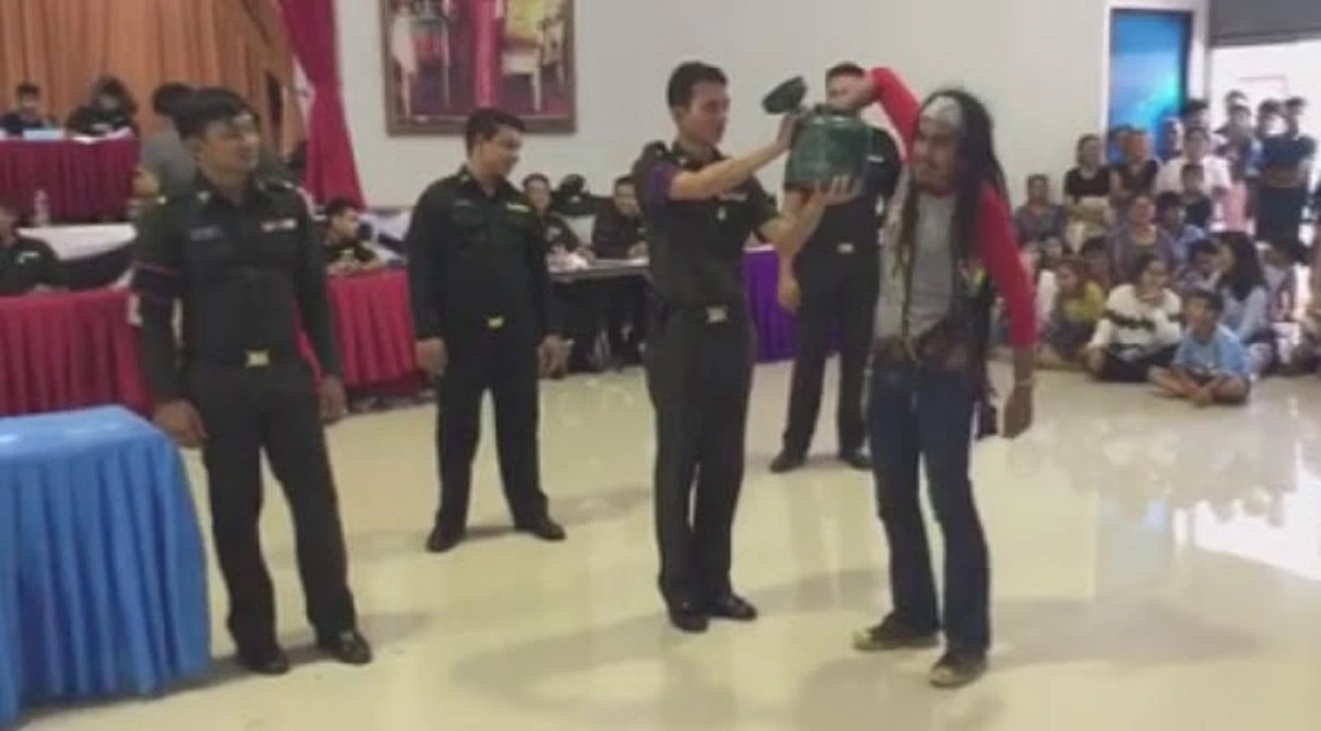 เห็นลีลาแล้วอยากจับเข้ากรม!! ฮาสนั่นเมื่อหนุ่มขาร็อคมาคัดเลือกทหาร วินาทีลุ้นใบดำใบแดงสุดกดดัน แถมโชว์ลีลายียวนกวนอารมณ์สุดๆ (ชมคลิป)