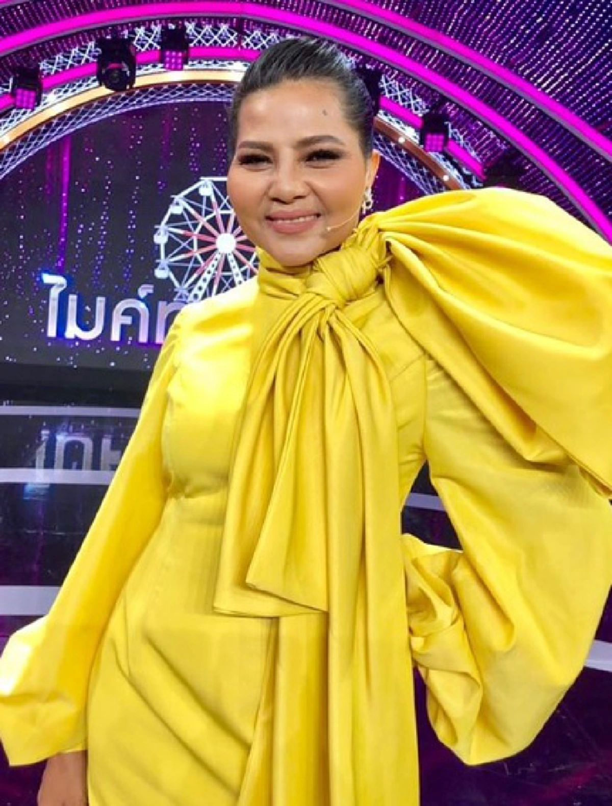 สุนารี ราชสีมา โชว์ลอตเตอรี่ให้ดูเน้นๆ เเฟนๆเเห่ซื้อตาม